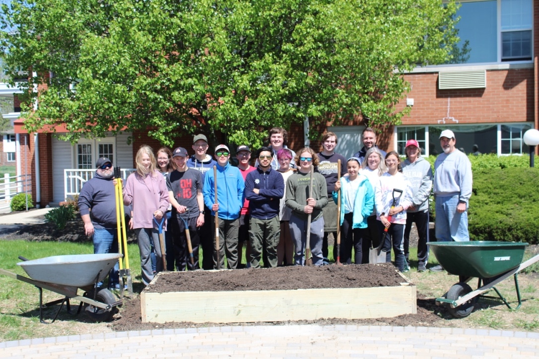 Local Scouts building raised garden beds at Lincoln Village.